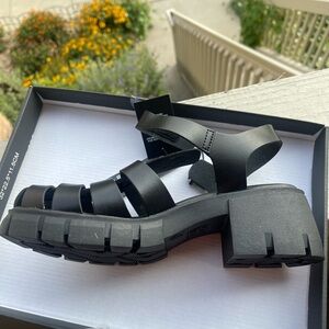 Madden NYC fisherman platform size 8.5 Stylish Black Chunky Sandals new